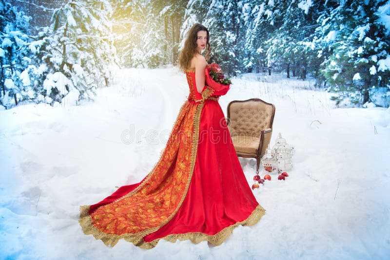 Una ragazza in un'immagine di fiaba di una regina posa in una foresta innevata dell'inverno fotografie stock libere da diritti