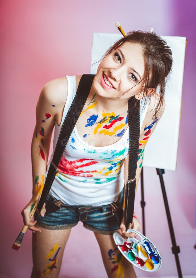 Una ragazza è macchiata con pittura immagini stock libere da diritti Una ragazza è macchiata con pittura immagini stock libere da diritti