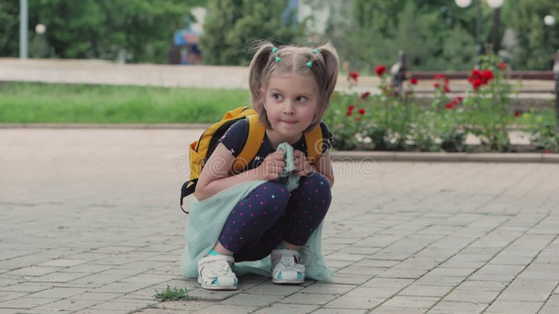 Una ragazzina che occupa abusivamente un parco cittadino in una giornata estiva.