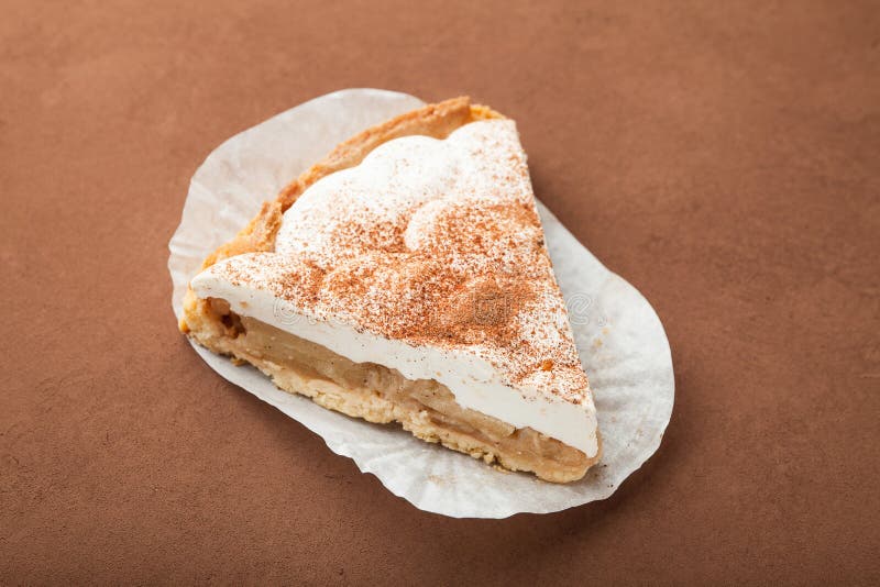 Una rebanada de empanada de manzana cocida fresca sabrosa con queso y crema foto de archivo Una rebanada de empanada de manzana cocida fresca sabrosa con queso y crema foto de archivo
