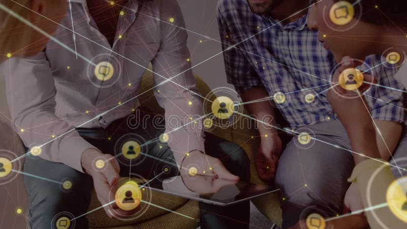 Una rete di icone digitali su diversi colleghi di ufficio che utilizzano il tablet digitale insieme in ufficio archivi video