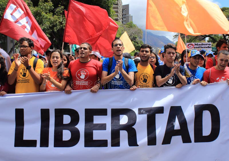 Una reunión contra el régimen dictatorial de Maduro en Caracas Venezuela muestra los partidarios de Guaido que se ofrecen volunta