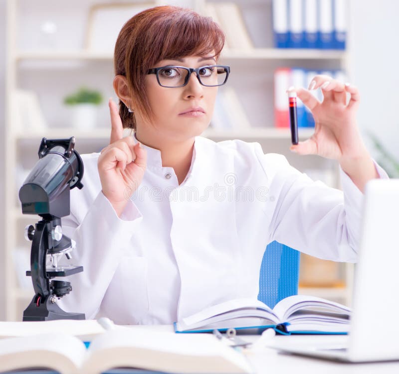 Una ricercatrice scienziata che conduce un esperimento in un labora immagine stock