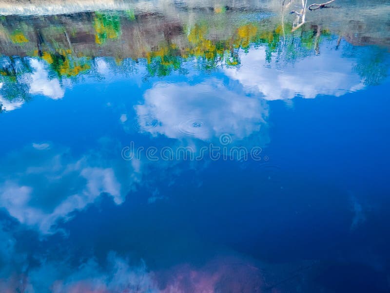 una riflessione di cielo blu con alcune nuvole in stagno con alcune onde immagini stock libere da diritti una riflessione di cielo blu con alcune nuvole in stagno con alcune onde immagini stock libere da diritti