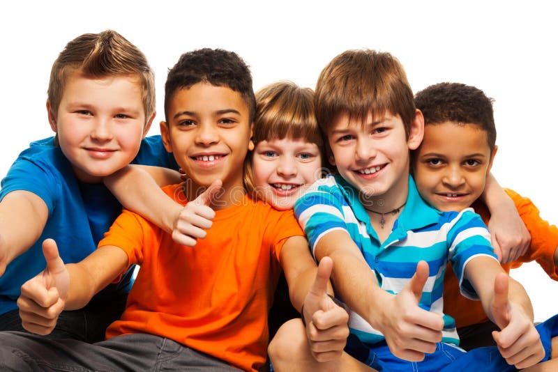 Una riga di cinque bambini felici fotografia stock libera da diritti Una riga di cinque bambini felici fotografia stock libera da diritti