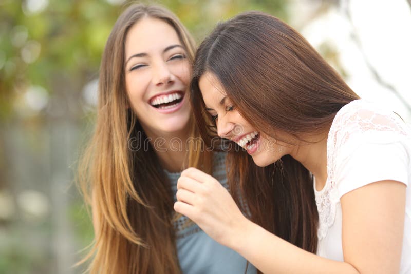 Una risata felice di due amici della donna fotografia stock libera da diritti Una risata felice di due amici della donna fotografia stock libera da diritti