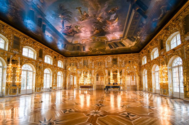 Una sala de baile decorada con colores dorados y un piano de cola en el interior del palacio de la catherine rococó en pushkin cer