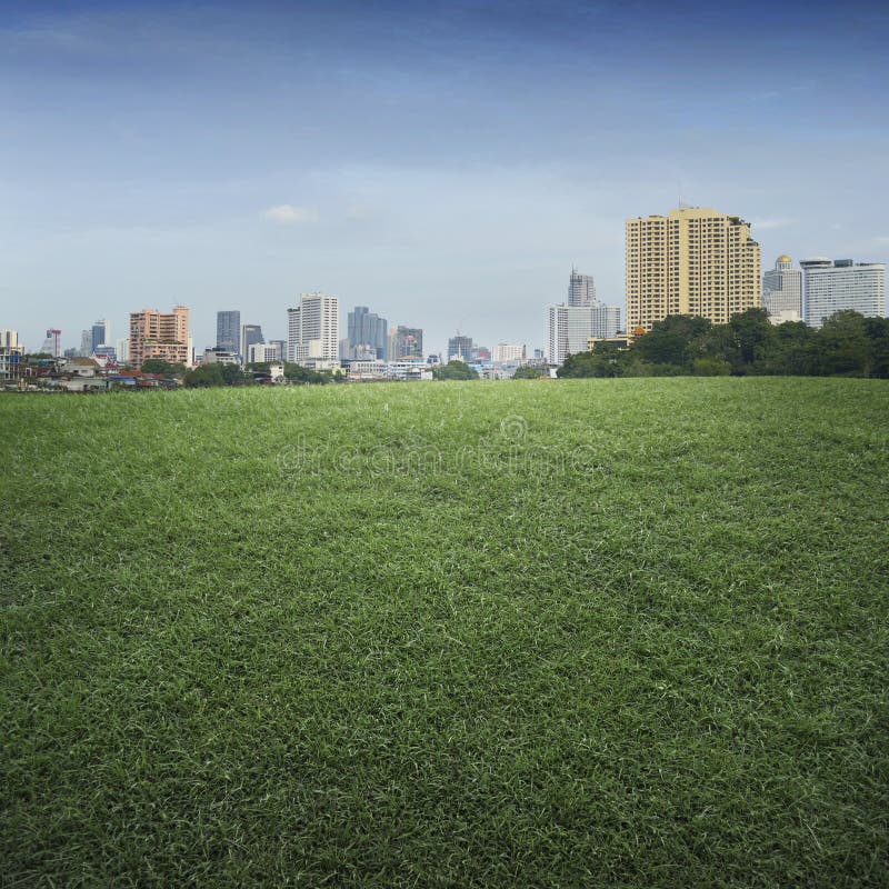 Una scena vuota della città del campo di erba verde e dell'edificio per uffici fotografia stock libera da diritti Una scena vuota della città del campo di erba verde e dell'edificio per uffici fotografia stock libera da diritti