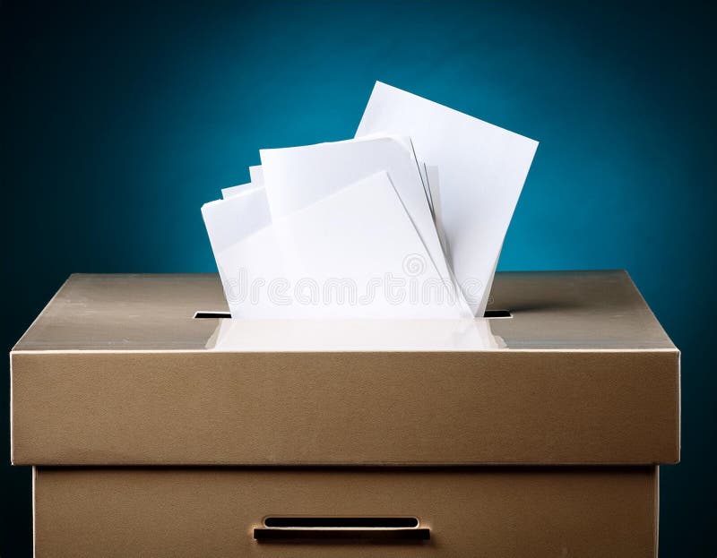 Una scheda elettorale piena di schede elettorali per le elezioni illustrazione di stock