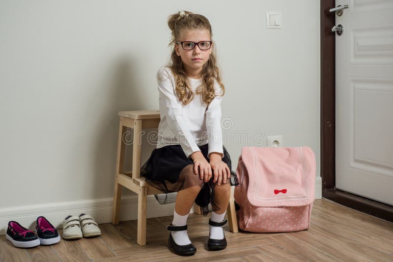 Una scolara abbastanza giovane con capelli biondi che va a scuola, sitti fotografie stock libere da diritti Una scolara abbastanza giovane con capelli biondi che va a scuola, sitti fotografie stock libere da diritti