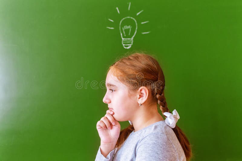 Una scolara alla lavagna è stata in grado di trovare una soluzione al problema ispirazione l'idea è venuta immagini stock Una scolara alla lavagna è stata in grado di trovare una soluzione al problema ispirazione l'idea è venuta immagini stock