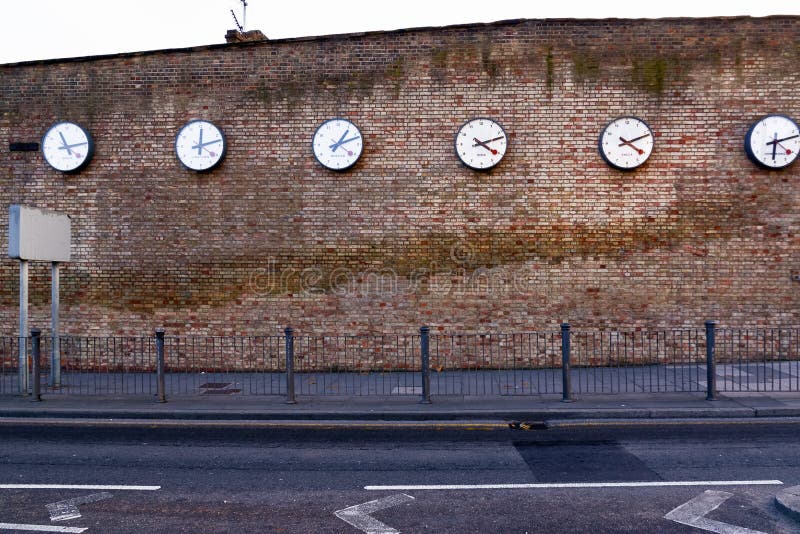 Una serie di orologi che registrano i tempi in città importanti fotografie stock Una serie di orologi che registrano i tempi in città importanti fotografie stock