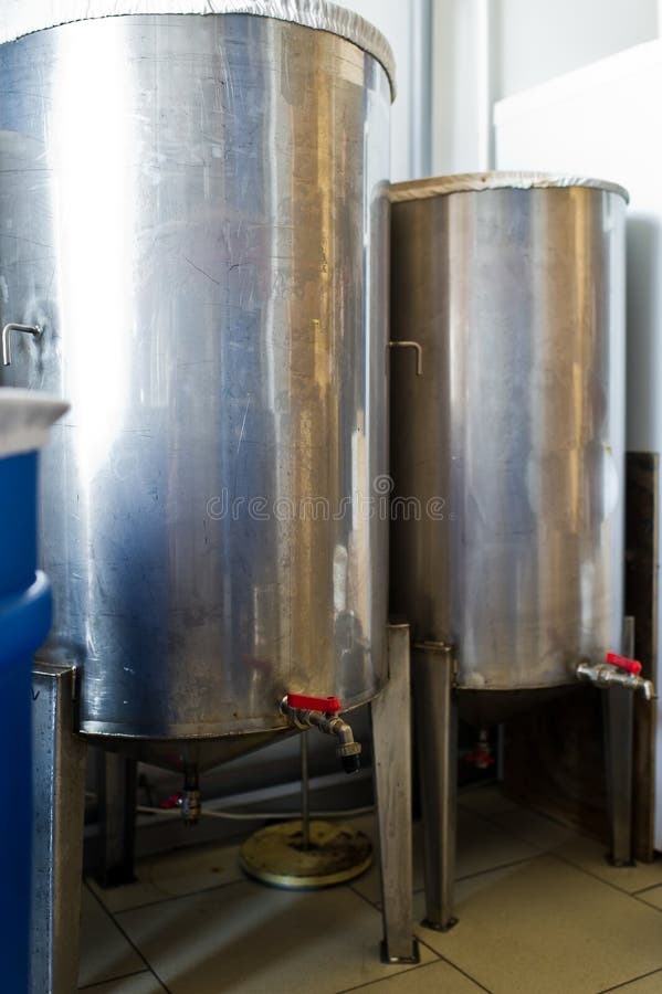 Una serie di serbatoi di acciaio per i liquidi mescolantesi Acciaio inossidabile, industria alimentare fotografia stock Una serie di serbatoi di acciaio per i liquidi mescolantesi Acciaio inossidabile, industria alimentare fotografia stock
