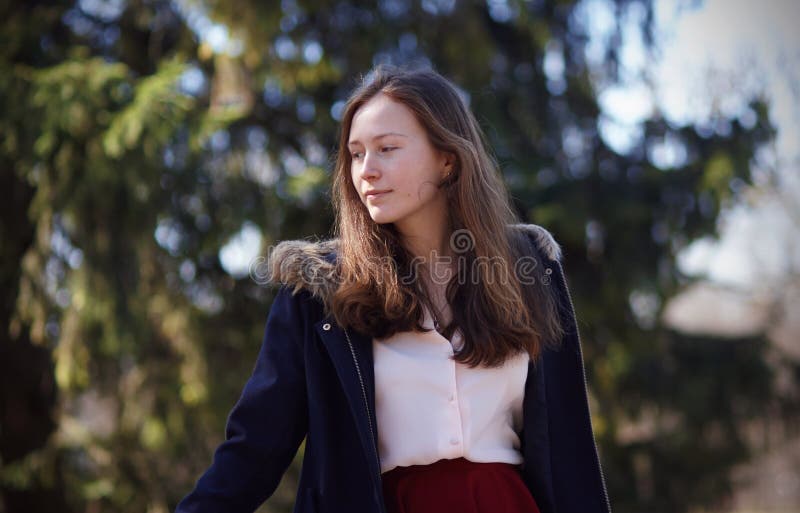 Una señora hermosa se opone al fondo del bosque foto de archivo Una señora hermosa se opone al fondo del bosque foto de archivo