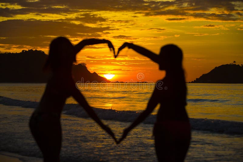 Una Siluetta Di Due Ragazze Al Tramonto Foto Foto Stock Gratis E Royalty Free Da Dreamstime