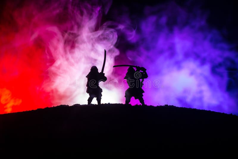 Una siluetta di due samurai nel duello Immagine con due samurai e cieli di tramonto