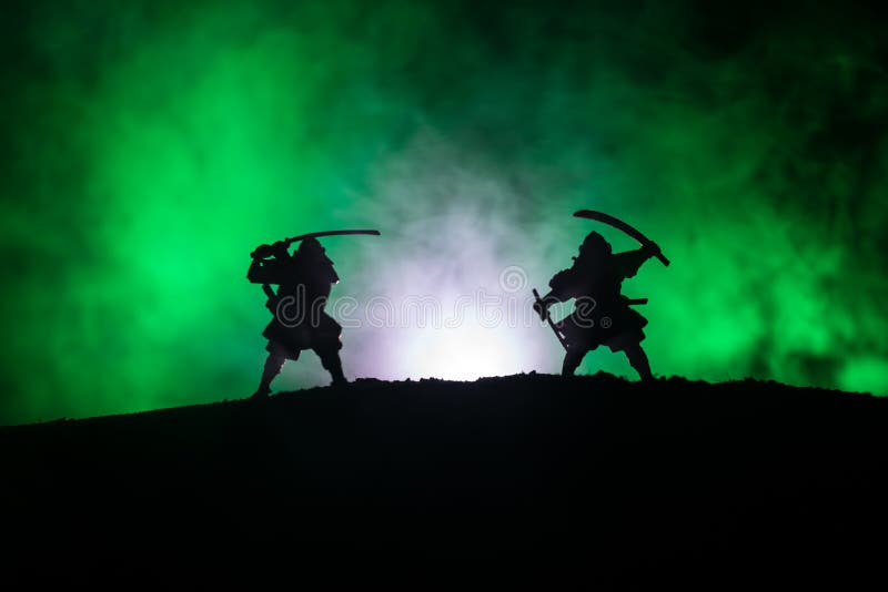 Una siluetta di due samurai nel duello Immagine con due samurai e cieli di tramonto