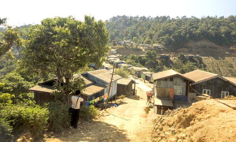 Una situación de aldea donde se ubica la zona montañosa ajustada también cerca de la carretera en el estado de Chin Myanmar imagenes de archivo