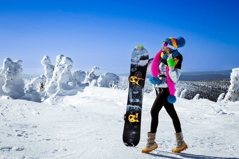 Una Snowboard Femenina De La De Esquí. Bella Mujer En De Está Posando Con Snowboard En Las Montaña Imagen de archivo - Imagen de gente, fresco: 260528087