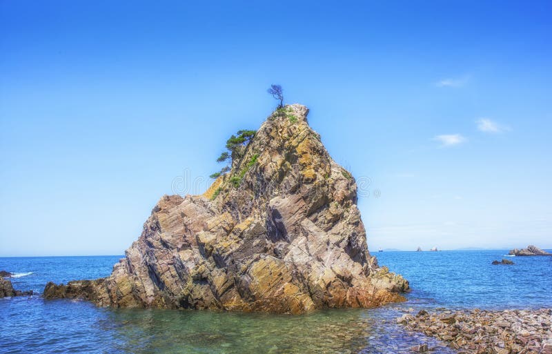 Una sola roccia sulla costa coreana immagine stock libera da diritti Una sola roccia sulla costa coreana immagine stock libera da diritti