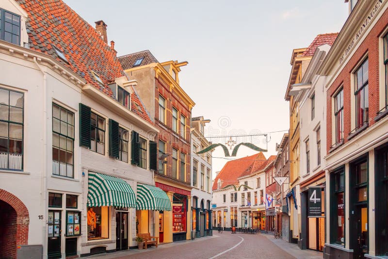 Una strada commerciale con luci di natale nel centro olandese di Zutphen immagini stock libere da diritti Una strada commerciale con luci di natale nel centro olandese di Zutphen immagini stock libere da diritti