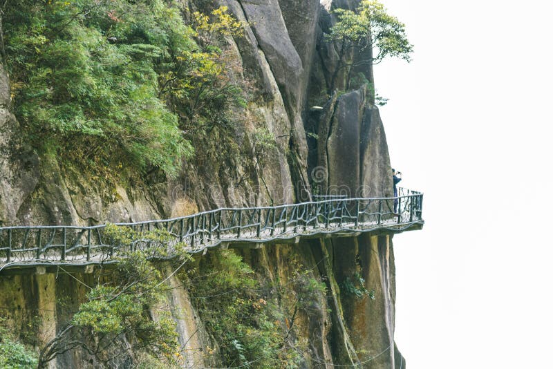 Una strada costruita lungo il fronte di una scogliera immagine stock libera da diritti Una strada costruita lungo il fronte di una scogliera immagine stock libera da diritti