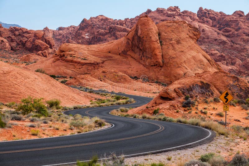 Una strada lo passa nella valle del parco di stato del fuoco, Nevada, U.S.A. fotografie stock Una strada lo passa nella valle del parco di stato del fuoco, Nevada, U.S.A. fotografie stock