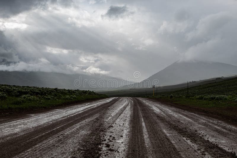 Una strada non asfaltata alle colline immagine stock Una strada non asfaltata alle colline immagine stock
