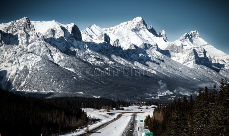 Una strada principale in montagne rocciose canadesi Canmore, Alberta fotografia stock libera da diritti Una strada principale in montagne rocciose canadesi Canmore, Alberta fotografia stock libera da diritti