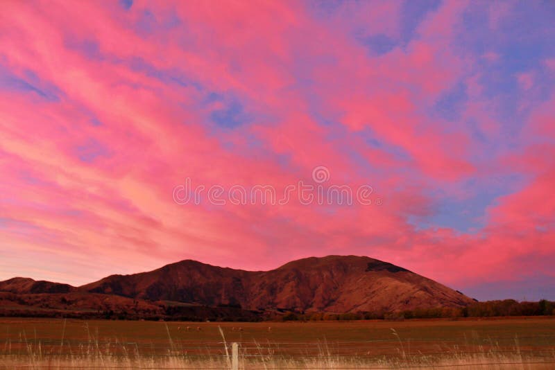 Una tarde rosada empapada en ambientes de la puesta del sol en Queenstown, Nueva Zelanda foto de archivo Una tarde rosada empapada en ambientes de la puesta del sol en Queenstown, Nueva Zelanda foto de archivo