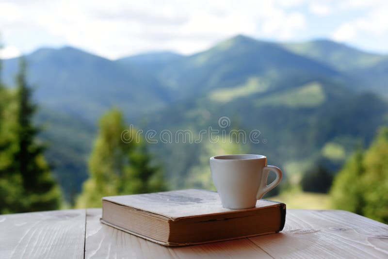 Taza de café sobre madera con la naturaleza de fondo turismo y
