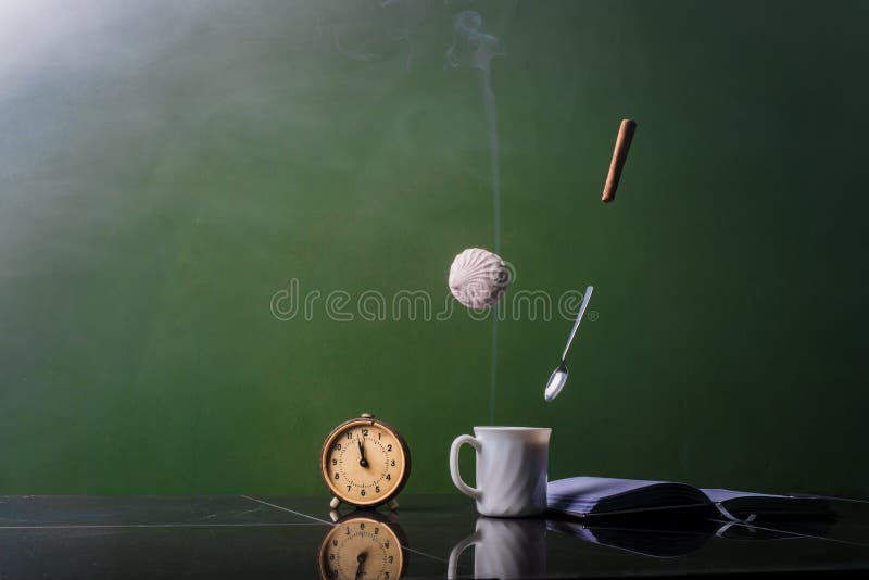 Una taza de café con la melcocha y el canela del vuelo foto de archivo Una taza de café con la melcocha y el canela del vuelo foto de archivo