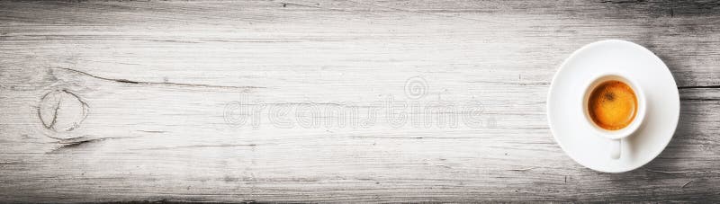 Una taza de café del café express en un tablón de madera imagenes de archivo Una taza de café del café express en un tablón de madera imagenes de archivo
