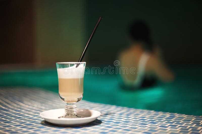 Una tazza di caff? nello stagno fotografie stock libere da diritti Una tazza di caff? nello stagno fotografie stock libere da diritti