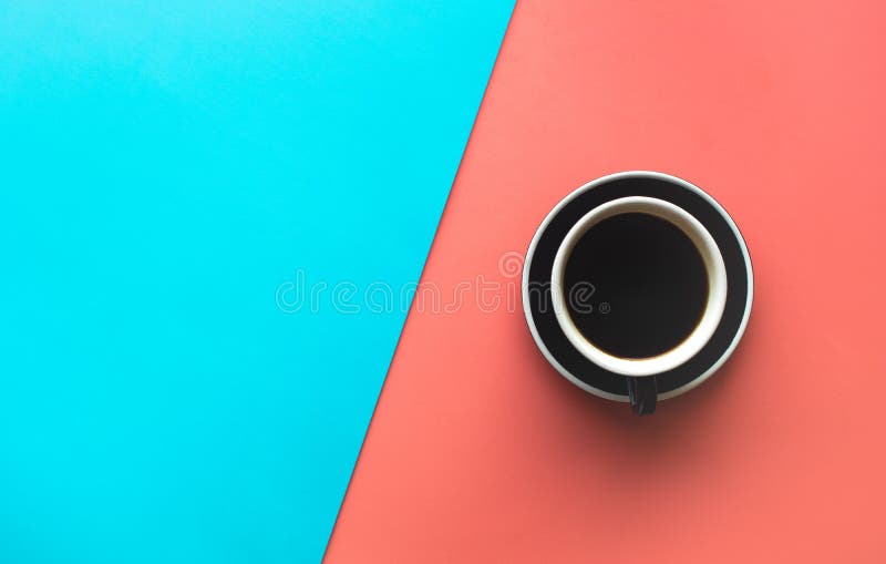Una tazza di caffè su fondo pastello variopinto Vista superiore immagine stock libera da diritti Una tazza di caffè su fondo pastello variopinto Vista superiore immagine stock libera da diritti