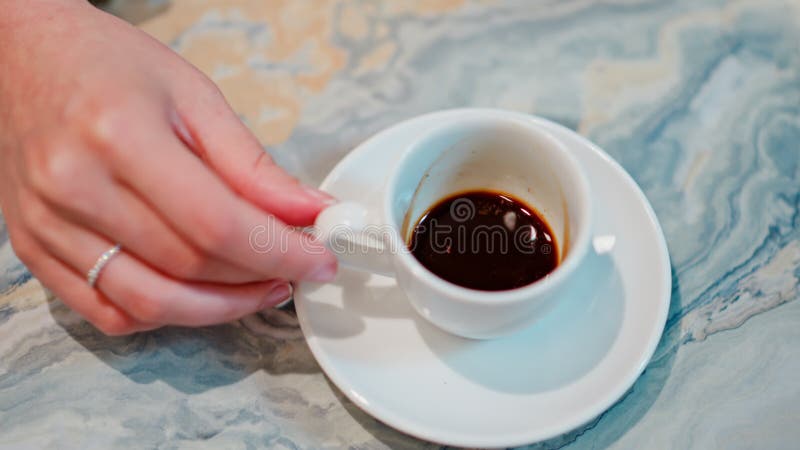 Una tazza di caffè su un m