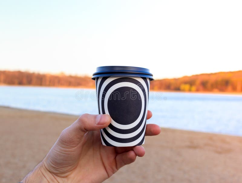 Una tazza di plastica con caffè fotografia stock libera da diritti Una tazza di plastica con caffè fotografia stock libera da diritti