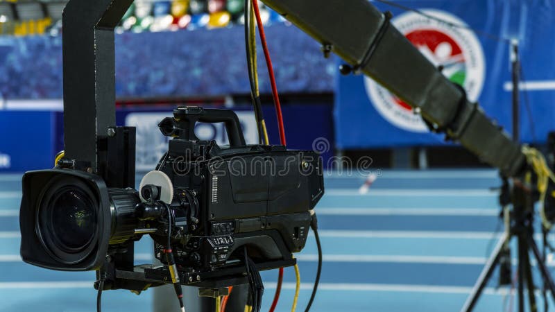 Una telecamera su una gru fuori dello studio La videocamera che appende sulla gru prepara immagini stock libere da diritti Una telecamera su una gru fuori dello studio La videocamera che appende sulla gru prepara immagini stock libere da diritti