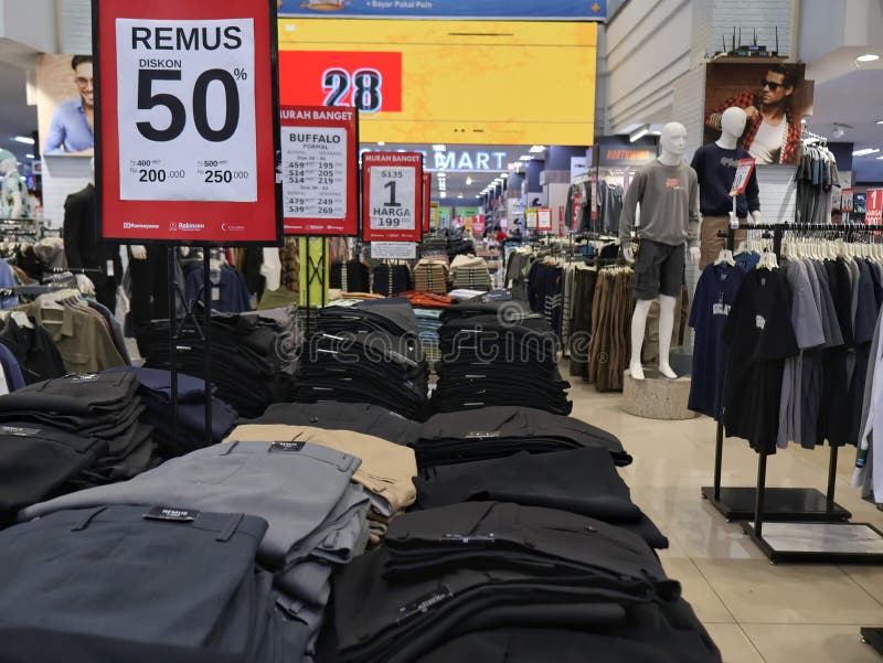 Una tienda con muchos modelos de ropa en exhibición imagen de archivo