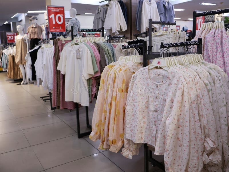 Una tienda con muchos modelos de ropa en exhibición fotos de archivo libres de regalías