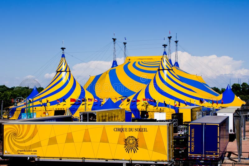 Una tienda de circo amarilla y azul. imágenes de archivo libres de regalías Una tienda de circo amarilla y azul. imágenes de archivo libres de regalías