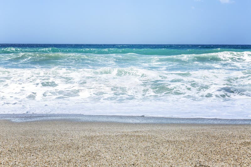 Una tira de playa arenosa con el mar de la turquesa y el cielo azul Paisaje hermoso fotos de archivo libres de regalías Una tira de playa arenosa con el mar de la turquesa y el cielo azul Paisaje hermoso fotos de archivo libres de regalías