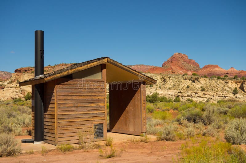 Una toilette della volta nel deserto fotografia stock Una toilette della volta nel deserto fotografia stock