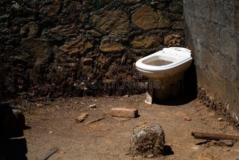 Una toilette rotta in un sito abbandonato senza tetto di minas da borralha. fotografie stock libere da diritti
