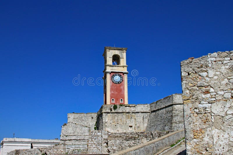 Una torre de reloj en la fortaleza vieja en la ciudad de Corfú, Corfú, Grecia imagen de archivo Una torre de reloj en la fortaleza vieja en la ciudad de Corfú, Corfú, Grecia imagen de archivo