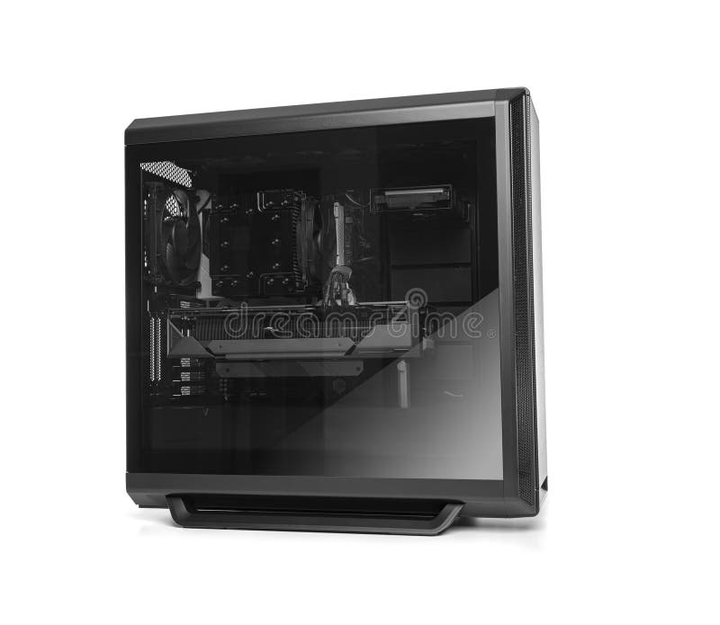 Una torre nera per PC dotata di un pannello laterale in vetro temperato rivela le elevate prestazioni dei componenti interni in un fotografia stock libera da diritti