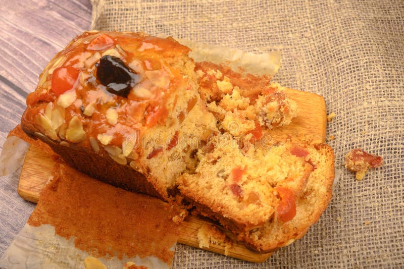 Una torta di Natale fatta in porzioni su un tavolo di legno ricoperto di panno per la casa. fotografia stock libera da diritti Una torta di Natale fatta in porzioni su un tavolo di legno ricoperto di panno per la casa. fotografia stock libera da diritti