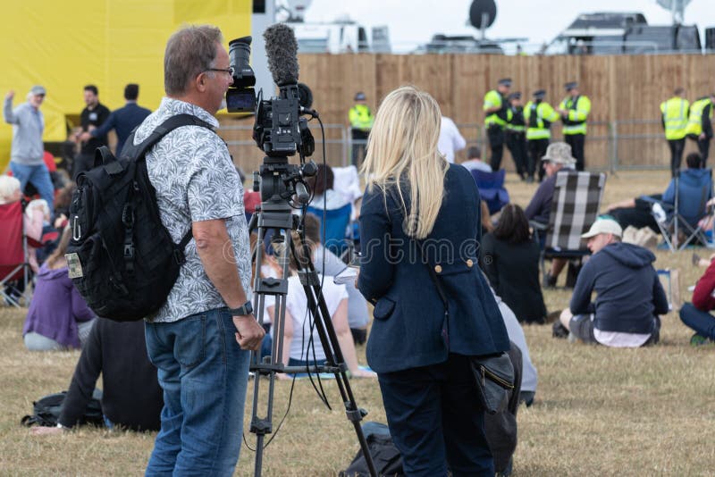 Una troupe televisiva predisposta per le riprese di eventi live fotografie stock Una troupe televisiva predisposta per le riprese di eventi live fotografie stock