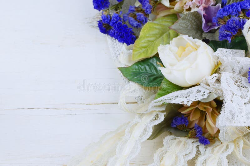 Una variedad de cosechadoras de seda y secadas de las flores con el cordón son una imagen femenina buena para el aniversario, la imagenes de archivo Una variedad de cosechadoras de seda y secadas de las flores con el cordón son una imagen femenina buena para el aniversario, la imagenes de archivo