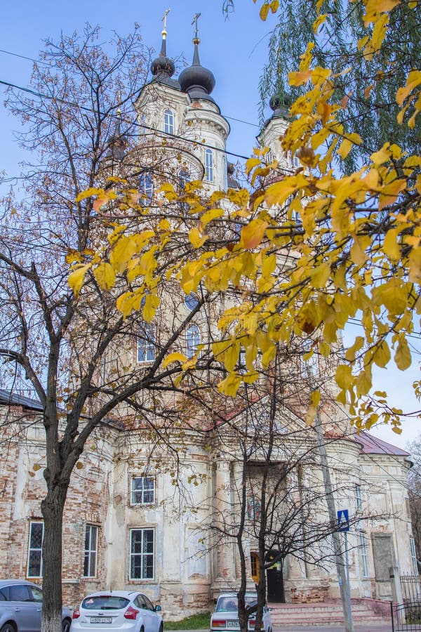 Parte Della Chiesa Dietro L Altare Una Vecchia Bella Chiesa Dietro L'albero Di Autunno Architettura